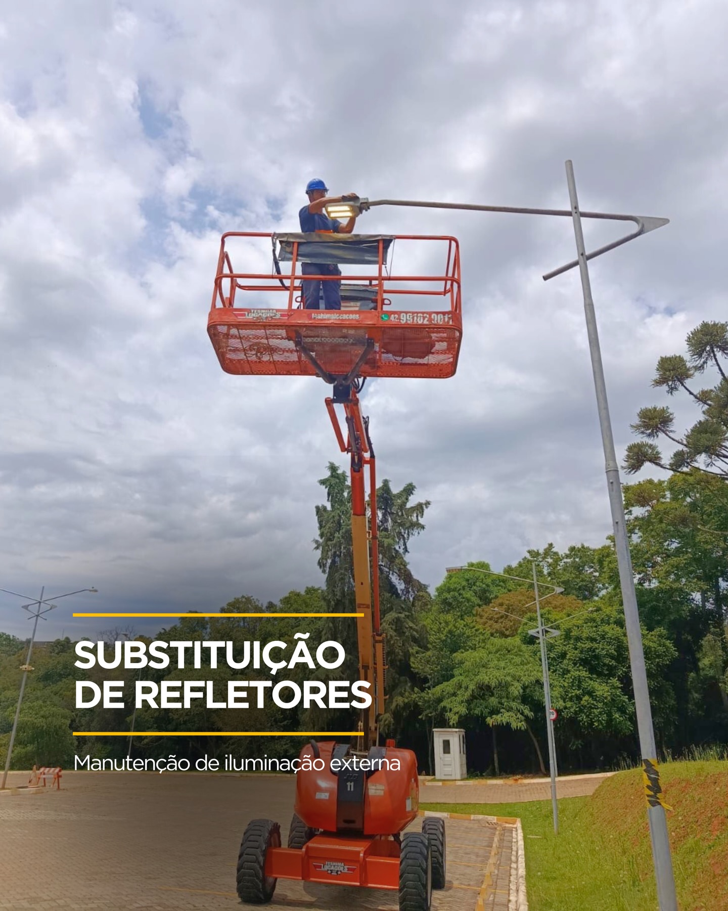 Substituição de refletores em pátio externo da Universidade Unicesumar.